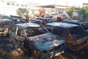 12 carros são destruídos em incêndio em ferro velho em Matipó